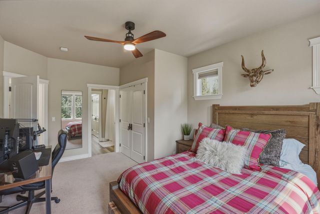 1041 E Timber Pine Drive, Sisters, OR 97759