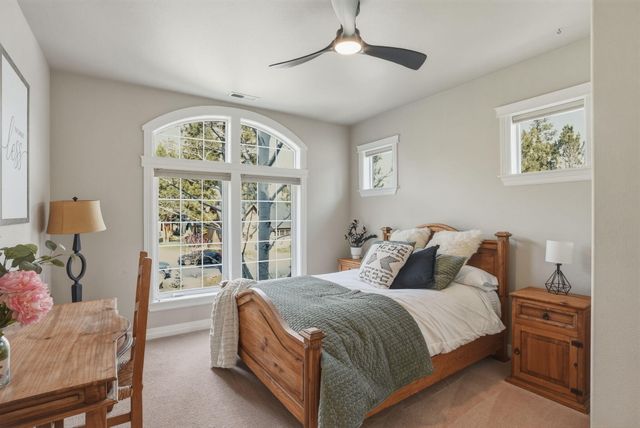 1041 E Timber Pine Drive, Sisters, OR 97759