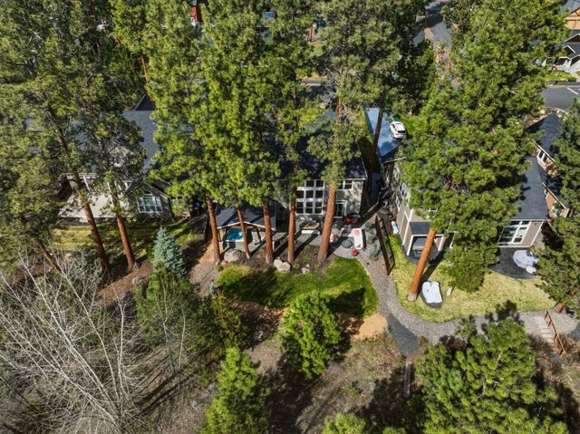 1041 E Timber Pine Drive, Sisters, OR 97759