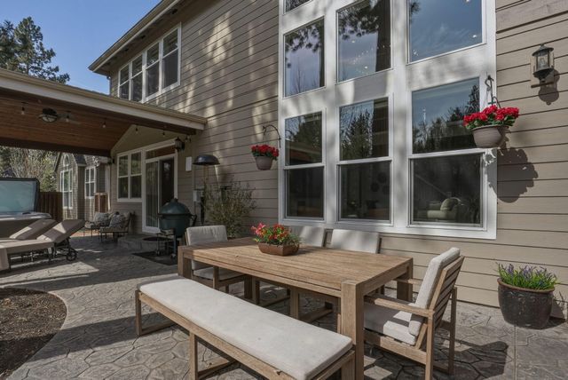 1041 E Timber Pine Drive, Sisters, OR 97759