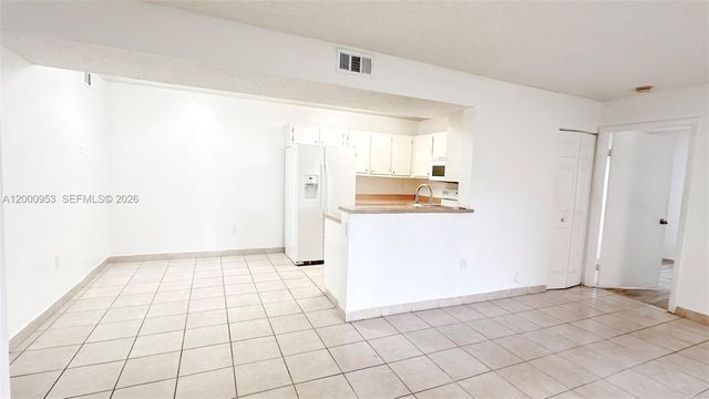 9491 S Palm Cir S 103, Pembroke Pines, FL 33025