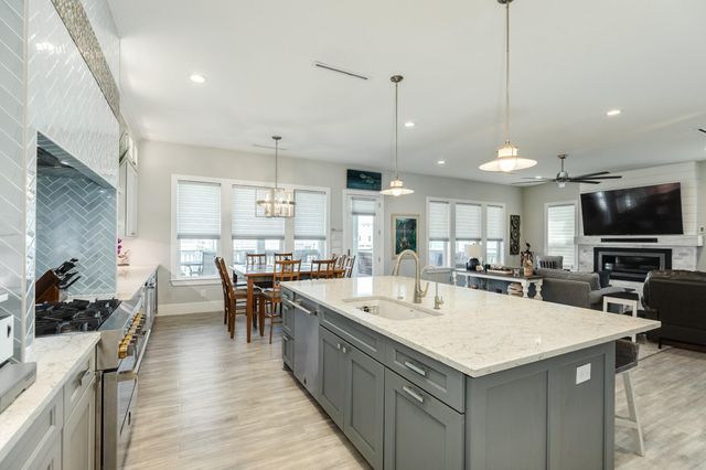 3827 Sea Breeze Lane, Galveston, TX 77554