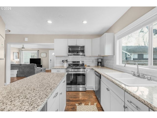 1411 DIVISION St, Oregon City, OR 97045