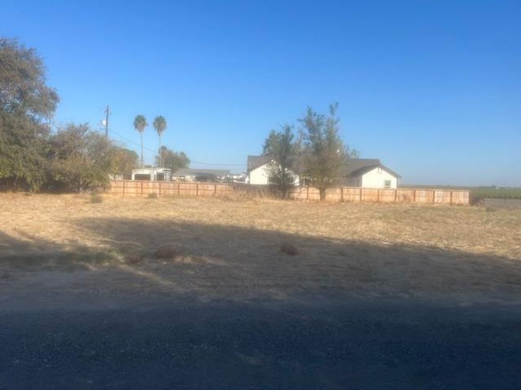 Image 2 of property listing at 147 N Street, Firebaugh, CA 93622