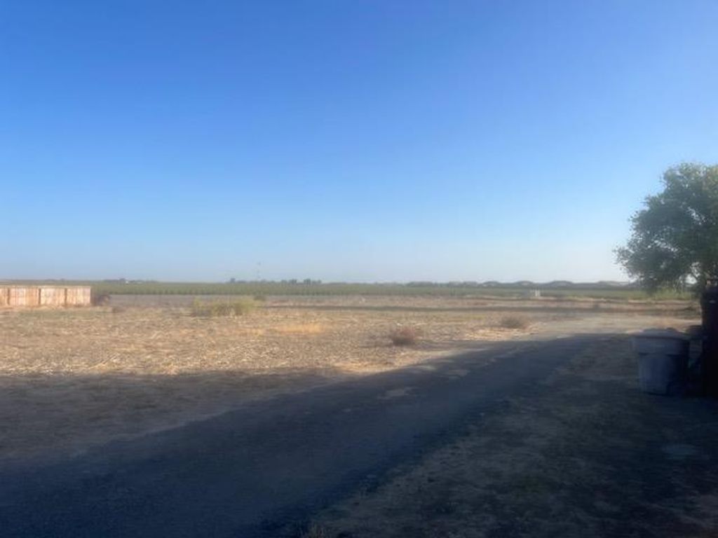 Image 3 of property listing at 147 N Street, Firebaugh, CA 93622