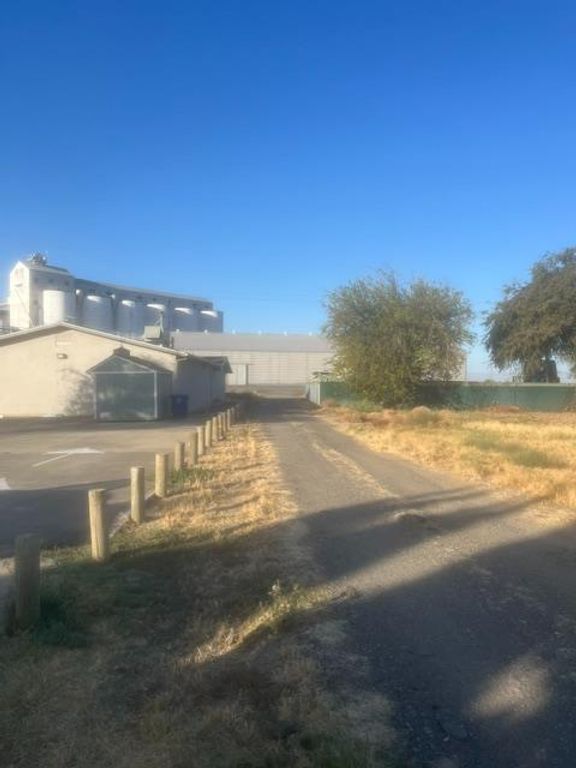 Image 4 of property listing at 147 N Street, Firebaugh, CA 93622