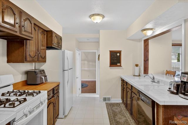 9640 Dudley Street, Taylor, MI 48180