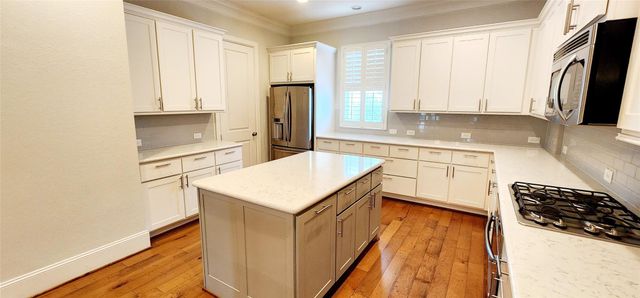 11 Rafters Row, The Woodlands, TX 77380