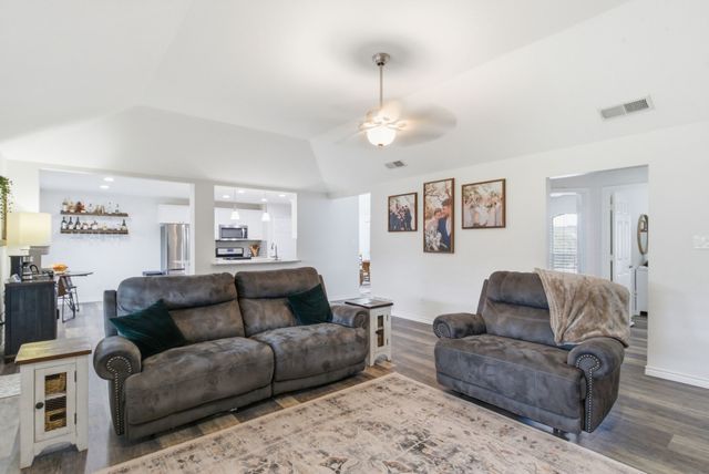 432 Dove Lane, Fort Worth, TX 76108