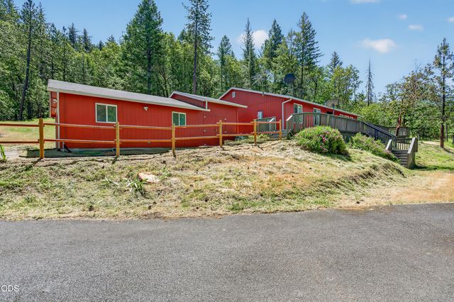 2850 E Evans Creek Road, Rogue River, OR 97537