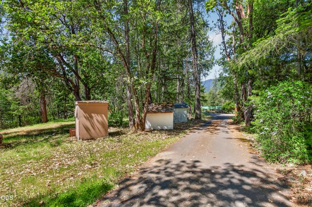 2850 E Evans Creek Road, Rogue River, OR 97537