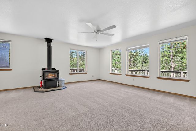 2850 E Evans Creek Road, Rogue River, OR 97537