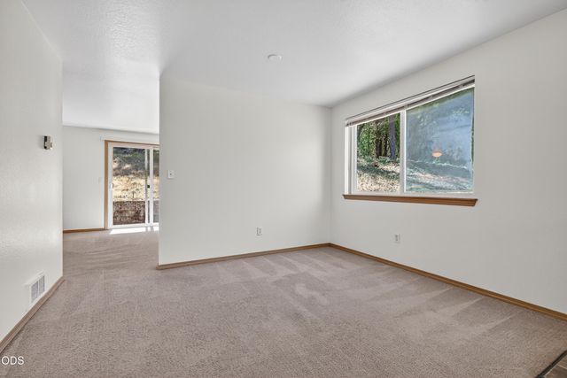 2850 E Evans Creek Road, Rogue River, OR 97537