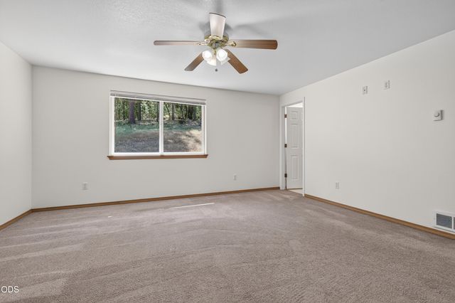 2850 E Evans Creek Road, Rogue River, OR 97537
