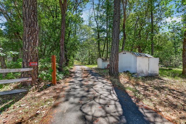 2850 E Evans Creek Road, Rogue River, OR 97537