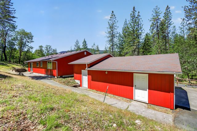2850 E Evans Creek Road, Rogue River, OR 97537