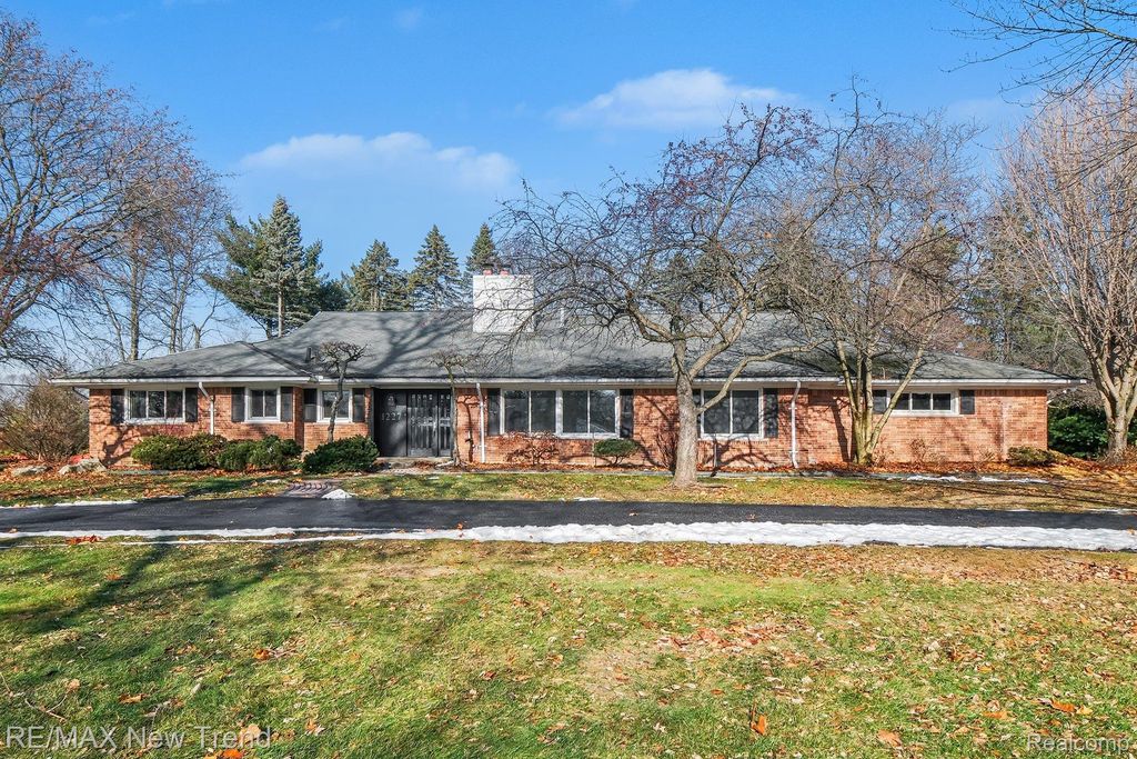 1227 Lenox Road, Bloomfield Hills, MI 48304