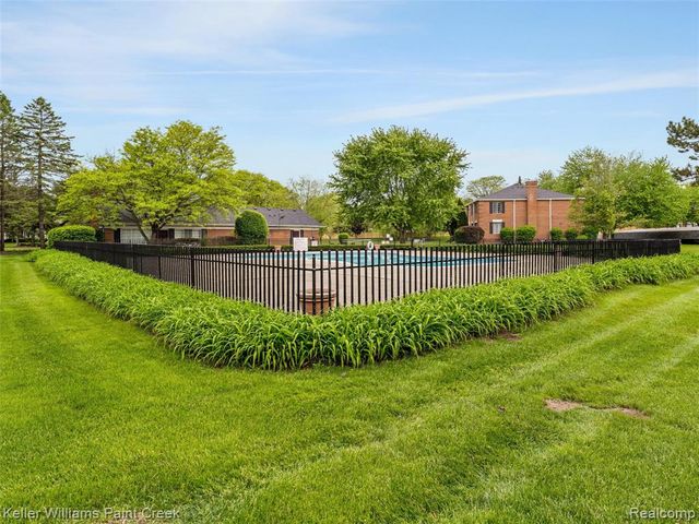 685 E Fox Hills Drive 67, Bloomfield Hills, MI 48304