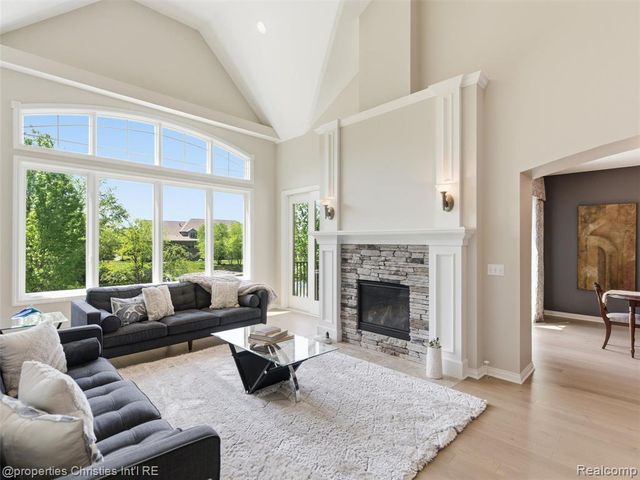 10822 Sparkling Waters Court, South Lyon, MI 48178