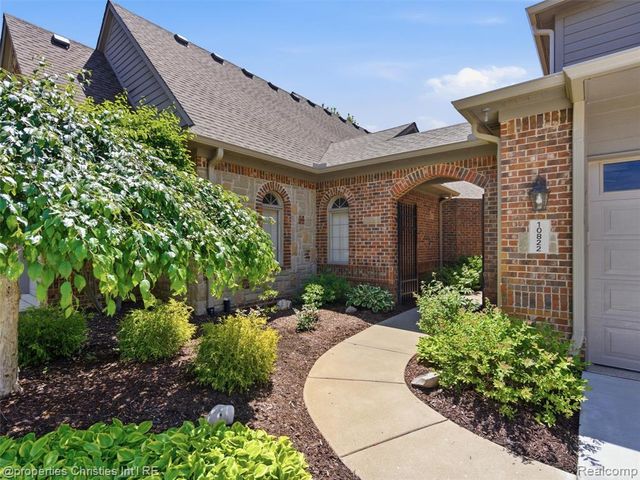 10822 Sparkling Waters Court, South Lyon, MI 48178