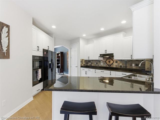 10822 Sparkling Waters Court, South Lyon, MI 48178