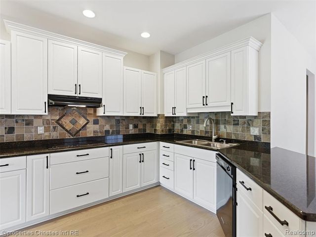 10822 Sparkling Waters Court, South Lyon, MI 48178