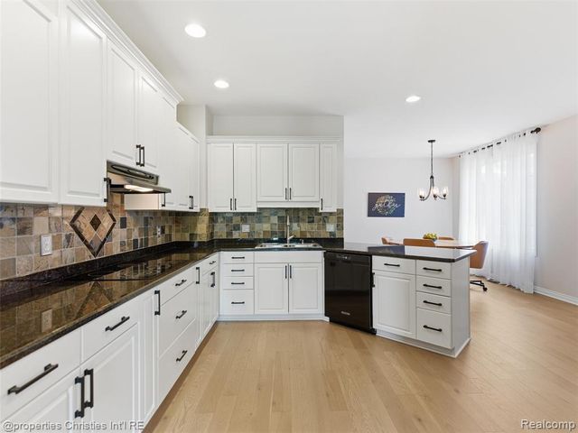 10822 Sparkling Waters Court, South Lyon, MI 48178