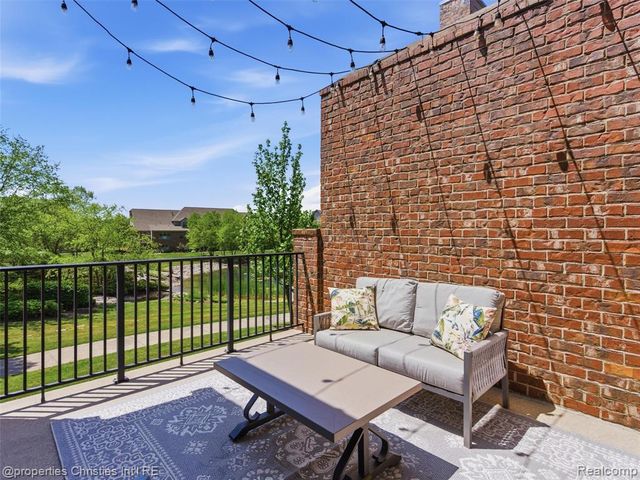 10822 Sparkling Waters Court, South Lyon, MI 48178