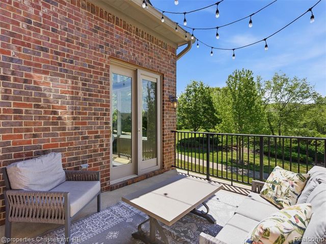 10822 Sparkling Waters Court, South Lyon, MI 48178