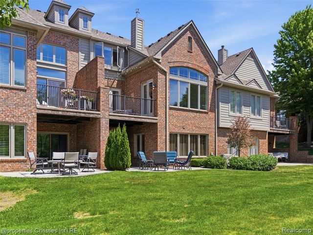 10822 Sparkling Waters Court, South Lyon, MI 48178