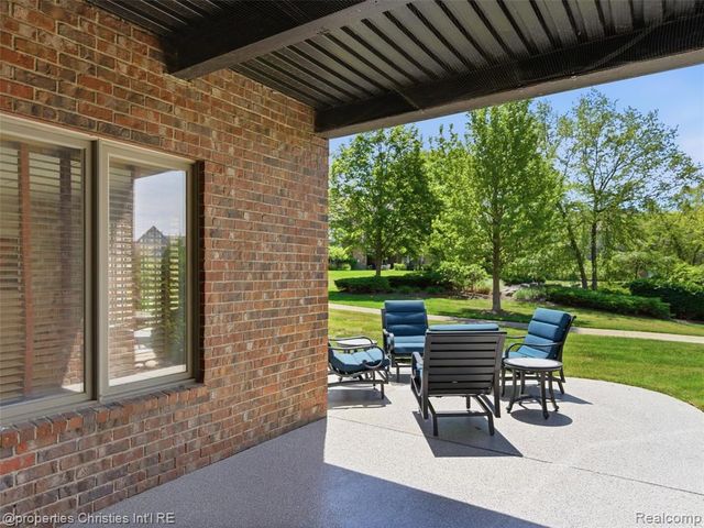 10822 Sparkling Waters Court, South Lyon, MI 48178