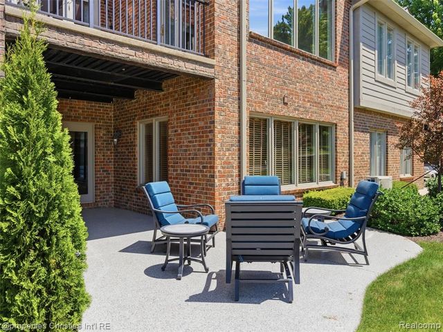 10822 Sparkling Waters Court, South Lyon, MI 48178