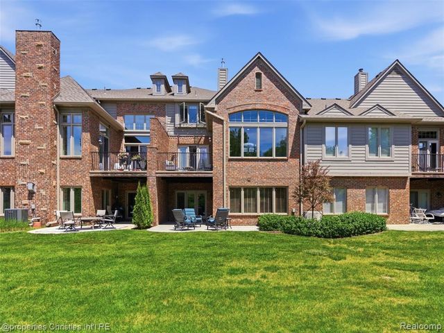 10822 Sparkling Waters Court, South Lyon, MI 48178
