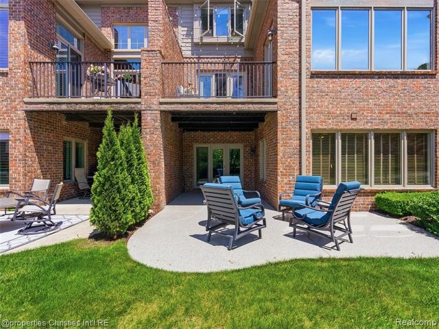 10822 Sparkling Waters Court, South Lyon, MI 48178
