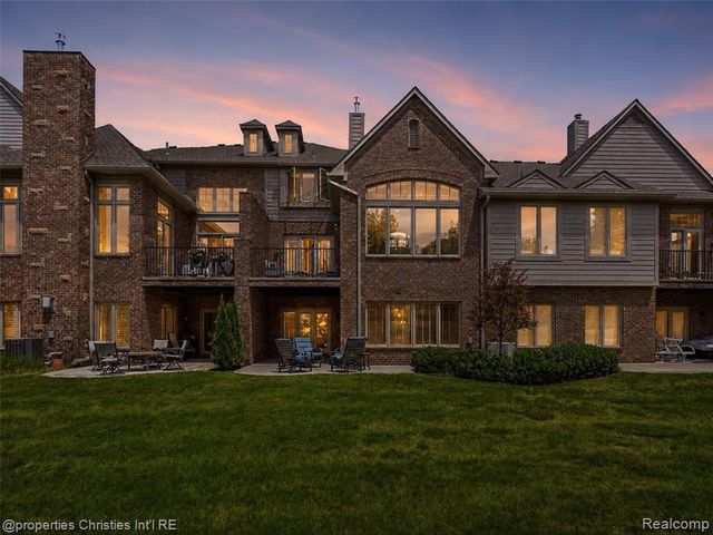 10822 Sparkling Waters Court, South Lyon, MI 48178