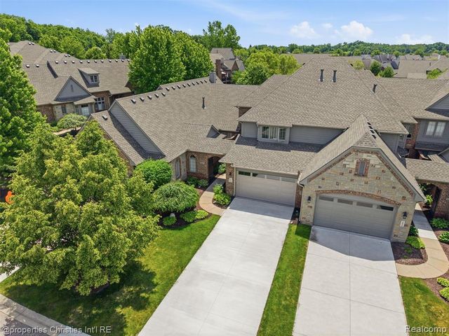 10822 Sparkling Waters Court, South Lyon, MI 48178