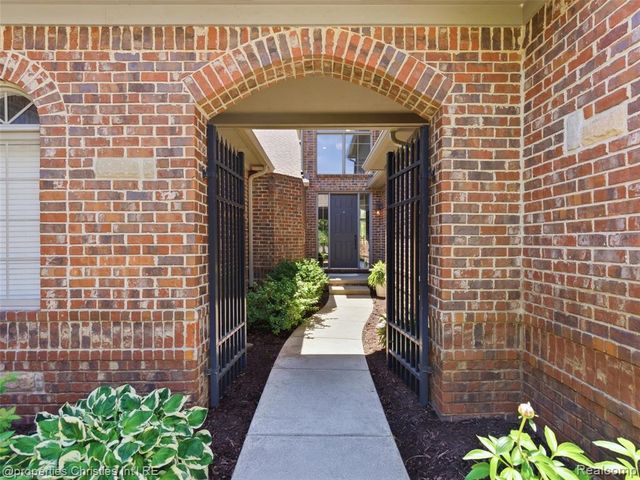 10822 Sparkling Waters Court, South Lyon, MI 48178