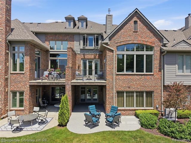 10822 Sparkling Waters Court, South Lyon, MI 48178