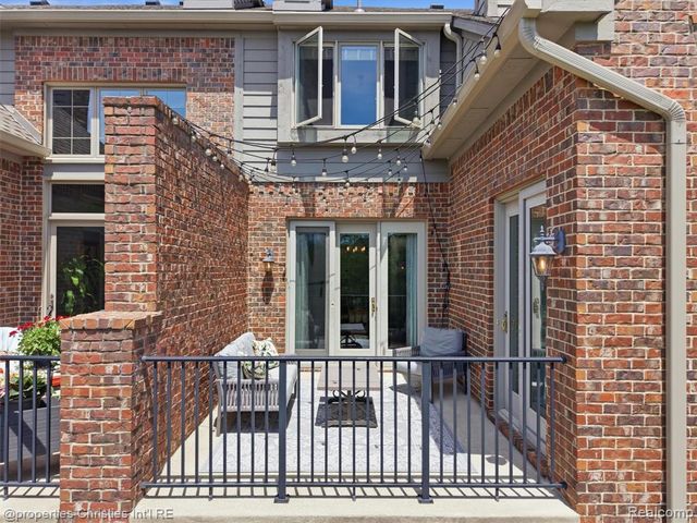 10822 Sparkling Waters Court, South Lyon, MI 48178