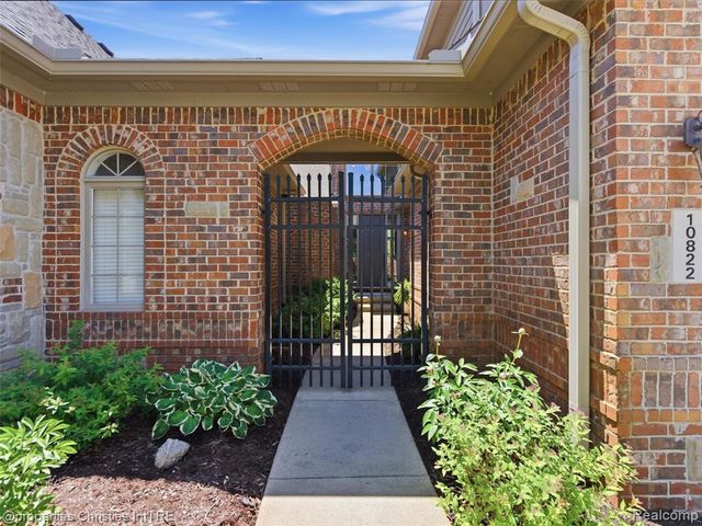 10822 Sparkling Waters Court, South Lyon, MI 48178