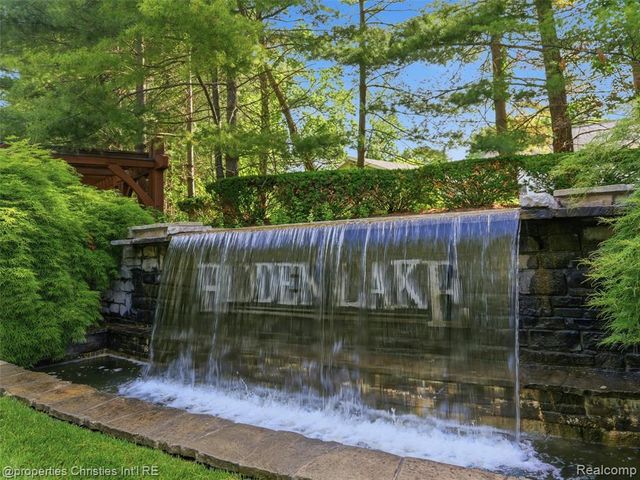 10822 Sparkling Waters Court, South Lyon, MI 48178