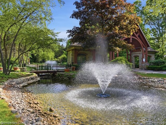 10822 Sparkling Waters Court, South Lyon, MI 48178