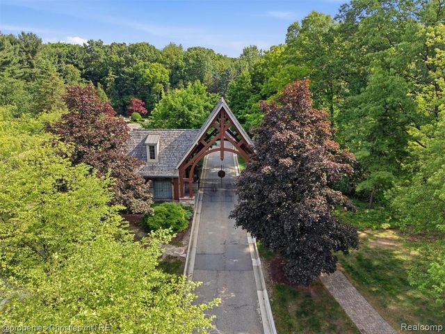 10822 Sparkling Waters Court, South Lyon, MI 48178