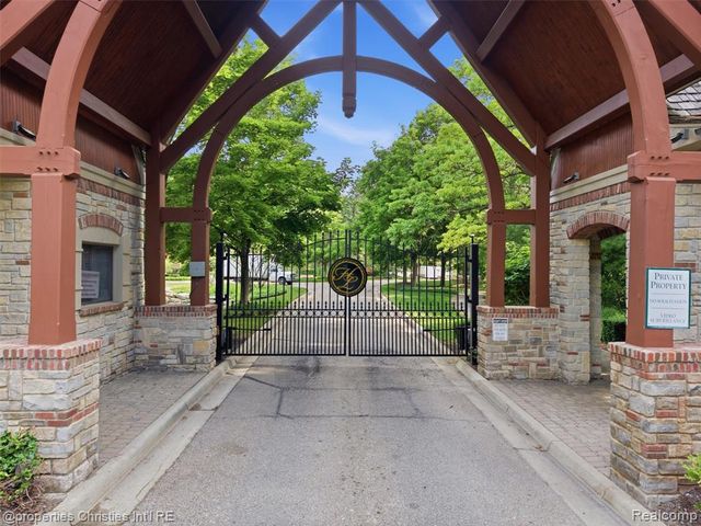 10822 Sparkling Waters Court, South Lyon, MI 48178
