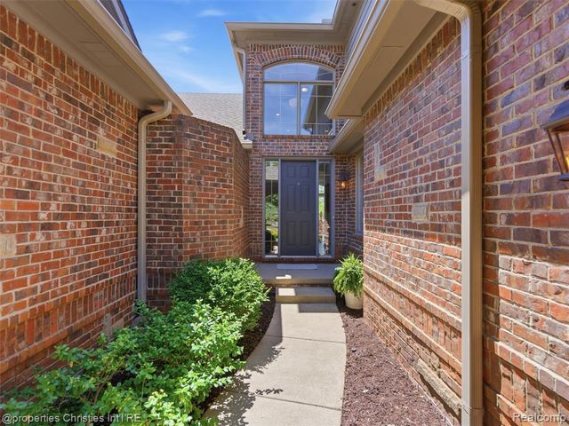 10822 Sparkling Waters Court, South Lyon, MI 48178
