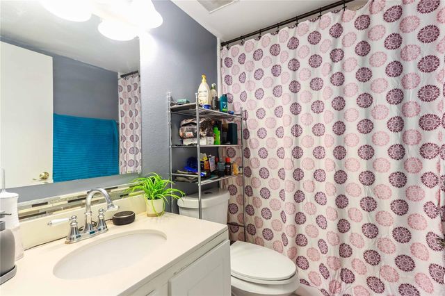 4009 NESTLE OAKS PLACE 104, Tampa, FL 33613