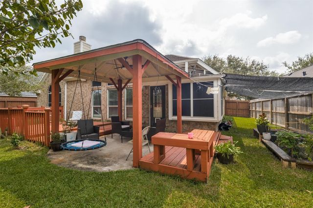 2131 Lakewind Lane, League City, TX 77573