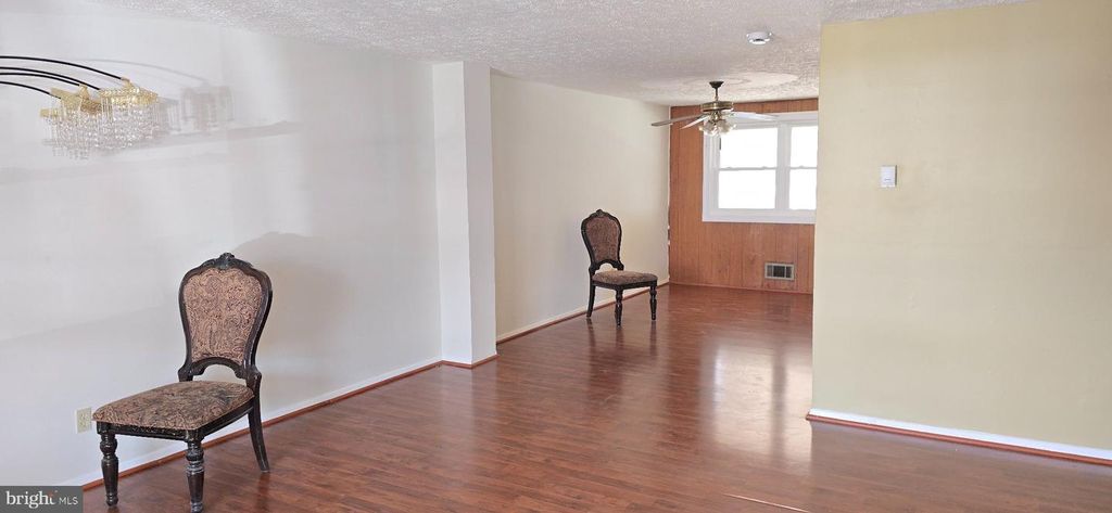 Image 5 of property listing at 1031 FOXWOOD LN, Essex, MD 21221