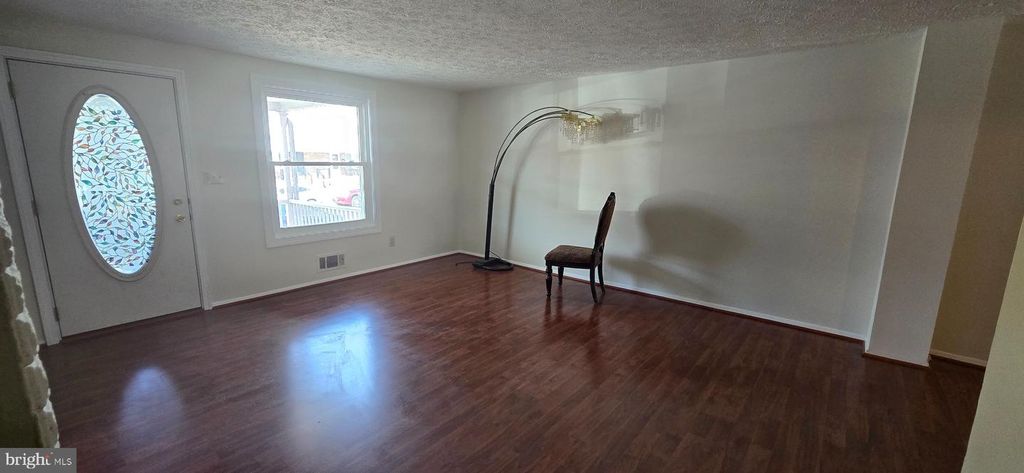 Image 6 of property listing at 1031 FOXWOOD LN, Essex, MD 21221