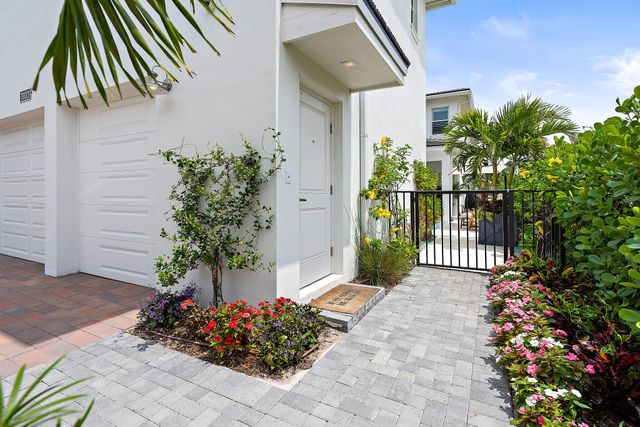 7033 Edison Place, Palm Beach Gardens, FL 33418
